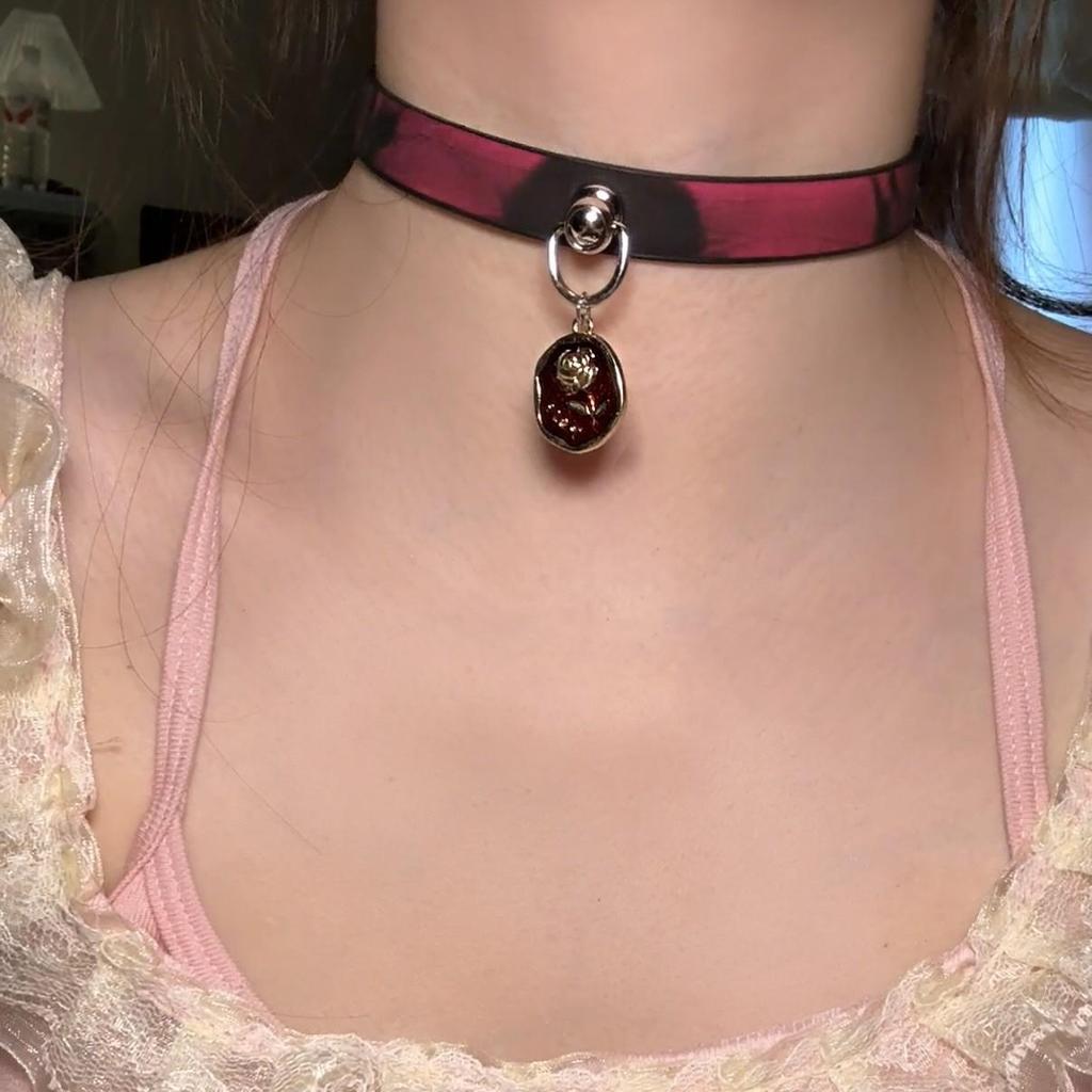 Chique Pittige Meisje Leren Bel Choker Ketting – Uniek Minderheidsontwerp