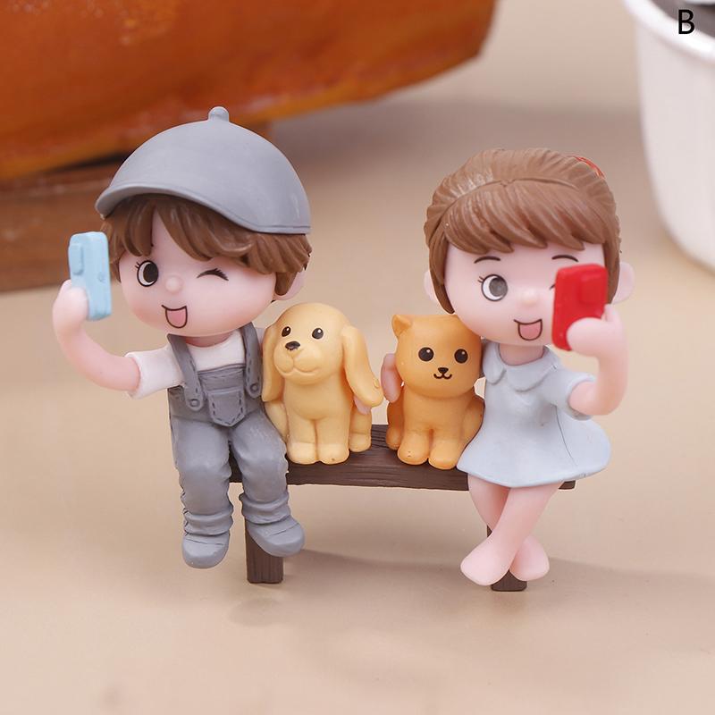 2Pcs/Pair Cute Lovers Taking Selfies On A Stool Cake Decoration Car Ornament Couple Figurines Miniature Craft Fairy Garden Decor