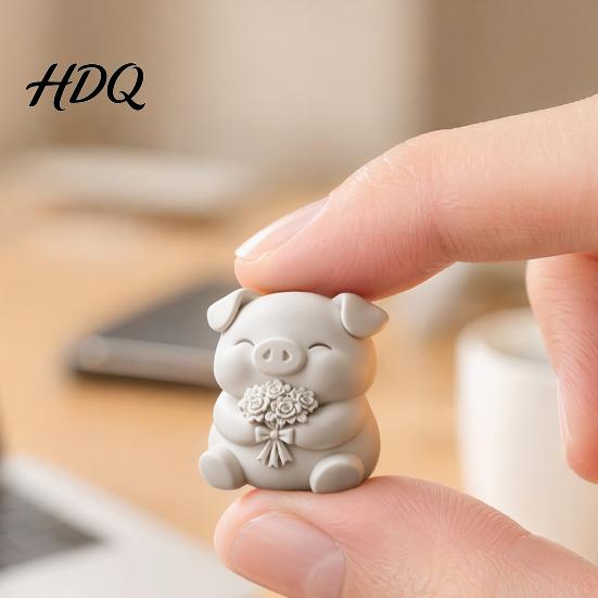 Soft Shape Pig Decoration 3D Printed Cute Figurine Small Holding Flower Bouquet