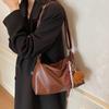 Retro Bag Women's Large Capacity 2025 New Casual Shoulder Messenger Bag Simple Commuter Dumpling Bag