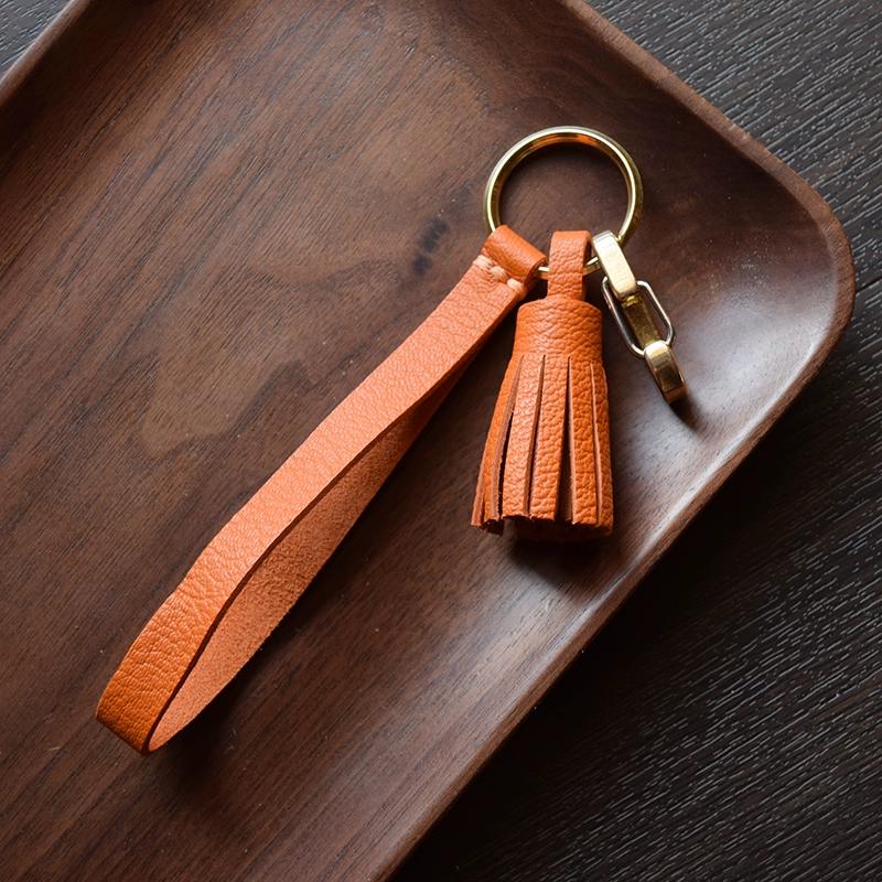 Originální francouzský kozí semišový ručně vyrobený střapec, přívěsek na klíče od auta, ozdoba dámské kabelky, zakázková dárková klíčenka.