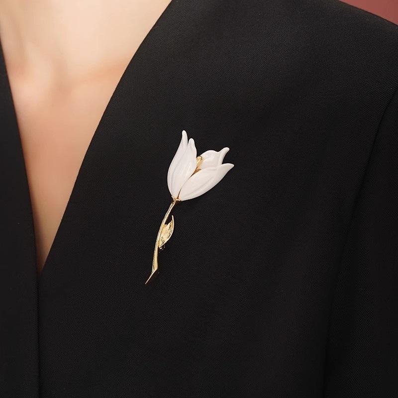 Broșă Magnolia Broșă rafinată și elegantă pentru femei de ultimă generație Design Pin Sense Nișă Accesorii pentru costum