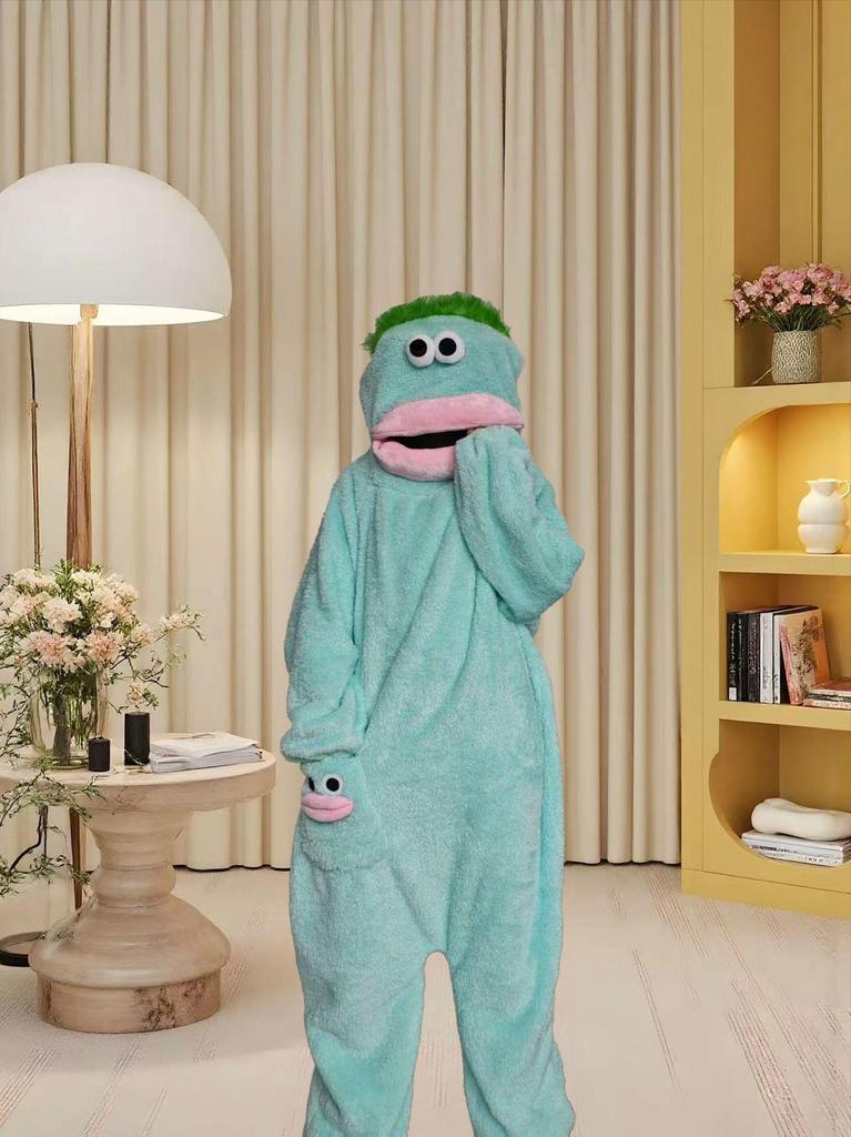 Skurriler Monster-Einteiler - Design mit langem Haar und großem Mund (Winter 2026)