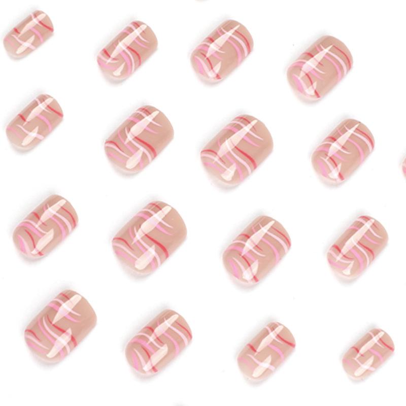 Nagelkunststück, süßes Rosa, roter Kontrastfarbton, gestreift, wellig kurz, Nagel tragen, fertiges Nagelkunstprodukt tragen.