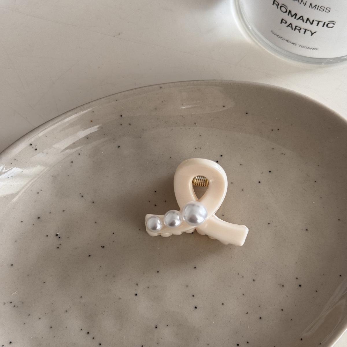 Elegant French Pearl Hair Clip - Large Shark Claw for Buns & Bangs, Versatile for Everyday Use