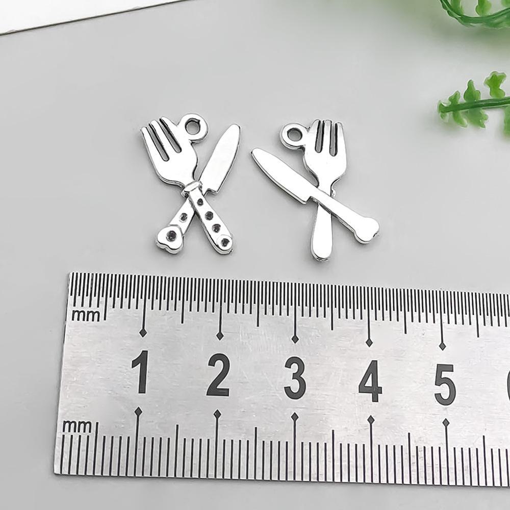 Sada přívěsků na nádobí ze starožitné slitiny stříbra: Nůž, vidlička, lžíce na DIY náramky