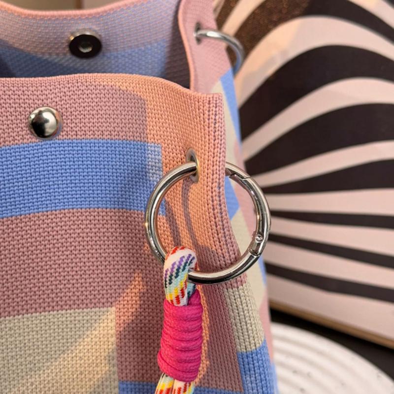 This multi-color knitted retro bucket handbag is simple and color-blocked, versatile and easy to carry with you