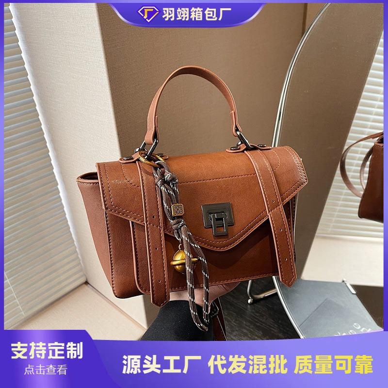 Large-capacity Bag Women's Autumn and Winter New Retro Versatile Messenger Bag Fashionable Portable Work Commuter Bag