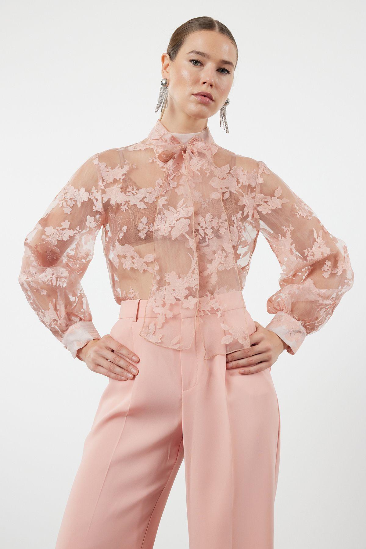 

Женская стильная блузка с пудровым цветочным узором и галстуком-блузкой XS