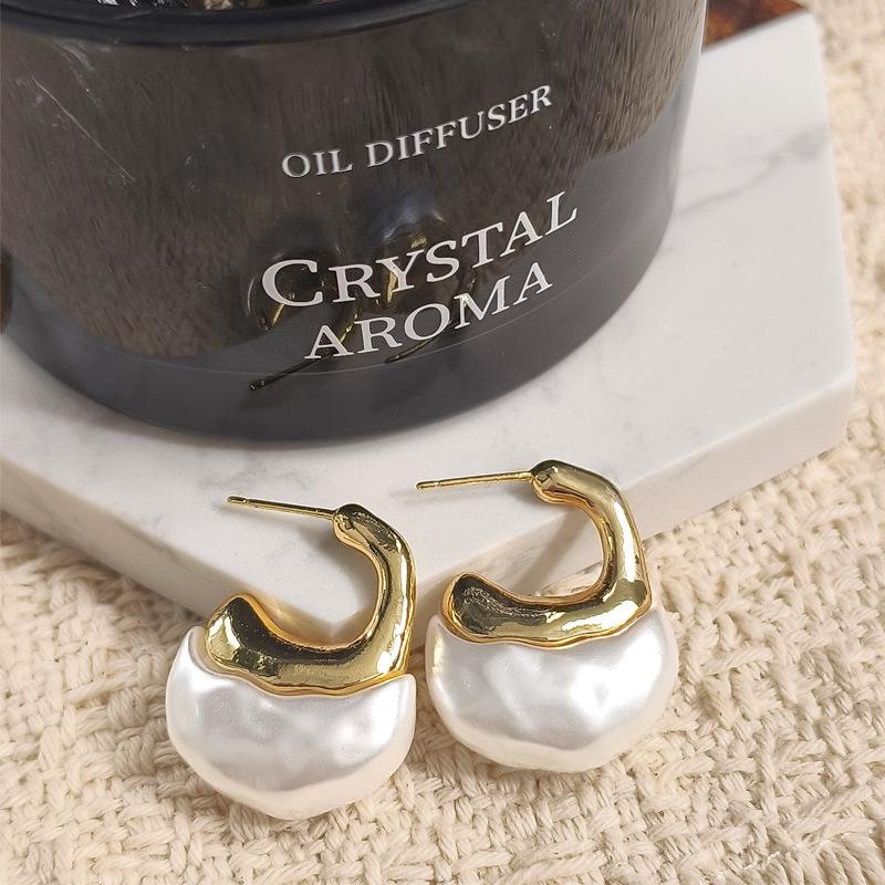 Pearl Retro Geometric Stud Earrings - Minimalist Silver Needle for a Luxurious, High-End Style.