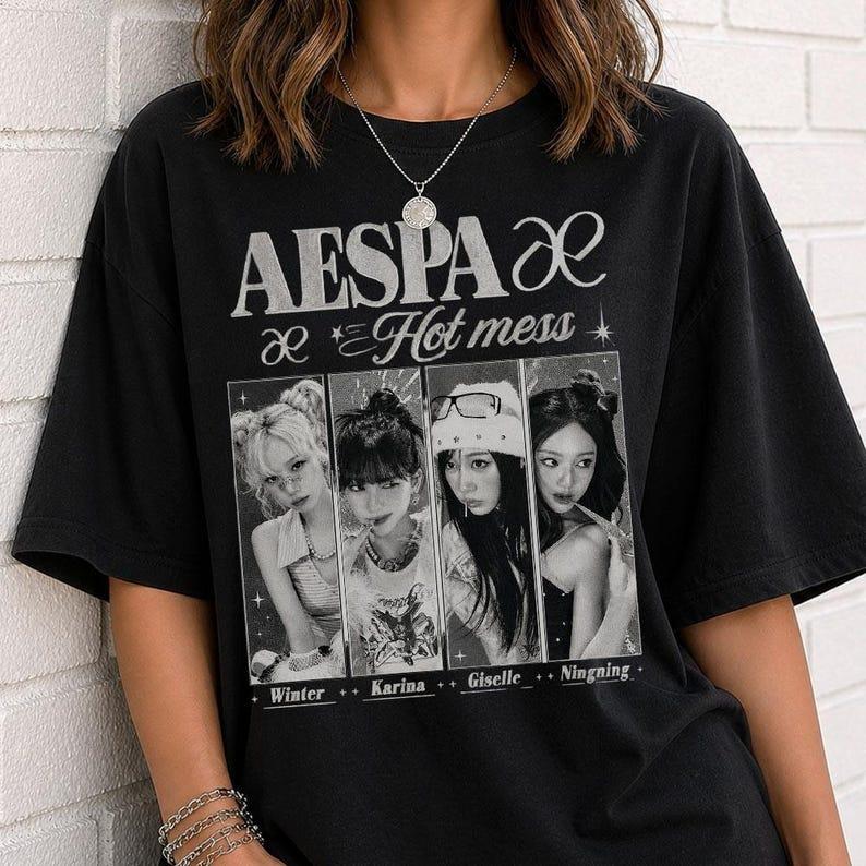 2026 Heißes Aespa Hot Mess Shirt Schwarz Weiß Mitglieder-Fotostreifen T-Shirt Retro Idol Grafik-T-Shirt Leicht & Atmungsaktiv für Coole Sommer-Outfits