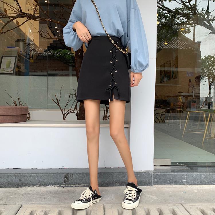 Женская пикантная мини-юбка трапециевидной формы с короткими перекрестными бретелями — фото 7