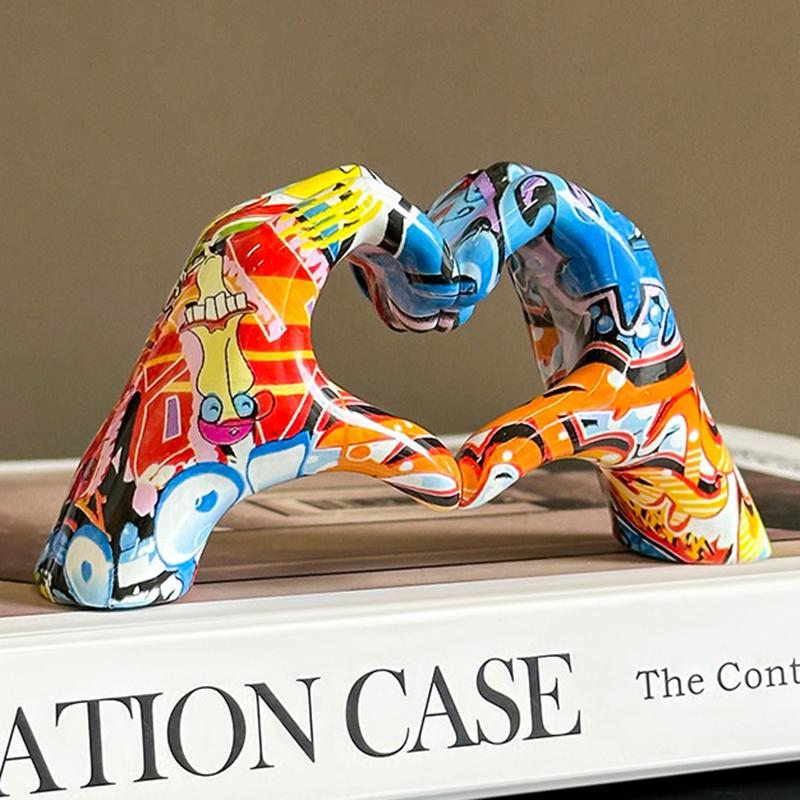 

Креативна Графіті Смоляна Статуетка Серце Рукою Декор для Дому Скандинавська Статуетка у Формі Серця Для Дівчини Подарунок на День Святого Валентина