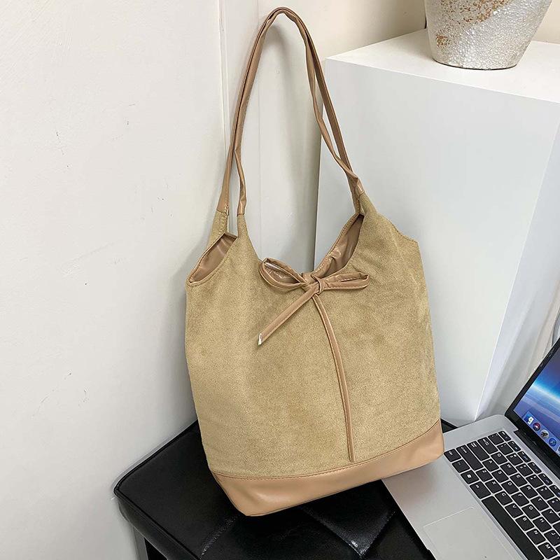 

Корейская портативная сумка-тоут из бархата из оленьей кожи для通勤, женская, новая, трендовая, ретро, повседневная, большой вместимости, подмышечная сумка хаки