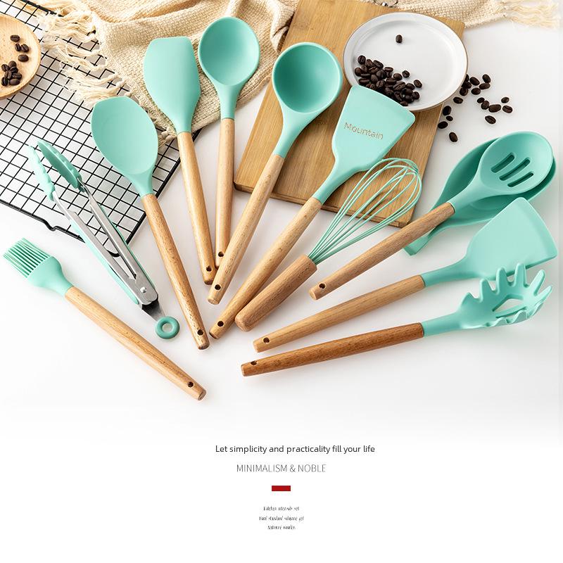 Zelená 12dílná nepřilnavá sada kuchyňského náčiní s dřevěnými rukojeťmi a žáruvzdornou silikonovou špachtlí