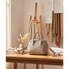 Es ist eine Damen-Handtasche, eine lässige Schalentasche, eine modische vielseitige Umhängetasche und eine einfarbige Damentasche.