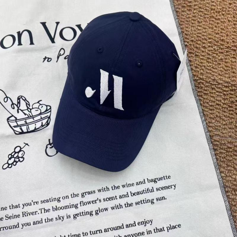 Spring And Summer Baseball Caps For Men And Women Are Casual And Versatile, Showing Their Faces. Small Retro And Versatile Simple Peaked Caps