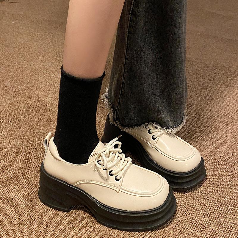 Frühling neue Muffin-Plateau Retro kleine Lederschuhe Damen Britischer Stil Slipper Erhöhende Lackschuhe