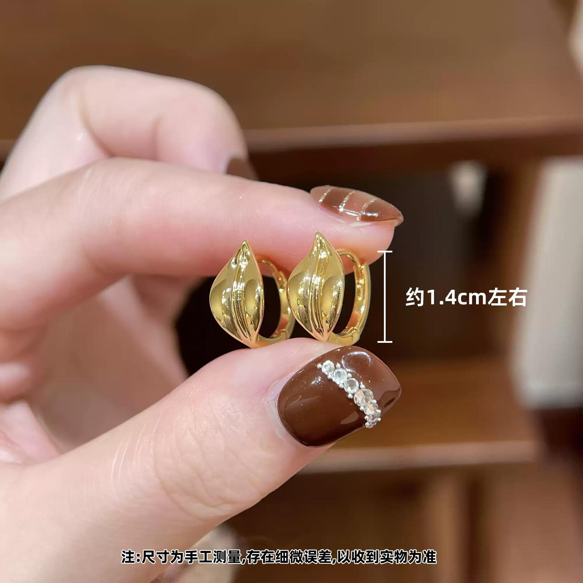 

Leaf Ear Buckle Earrings Light Luxury Niche Anti-allergy Unique Design Trendy Gift Elegant Lady s Classic Accessories