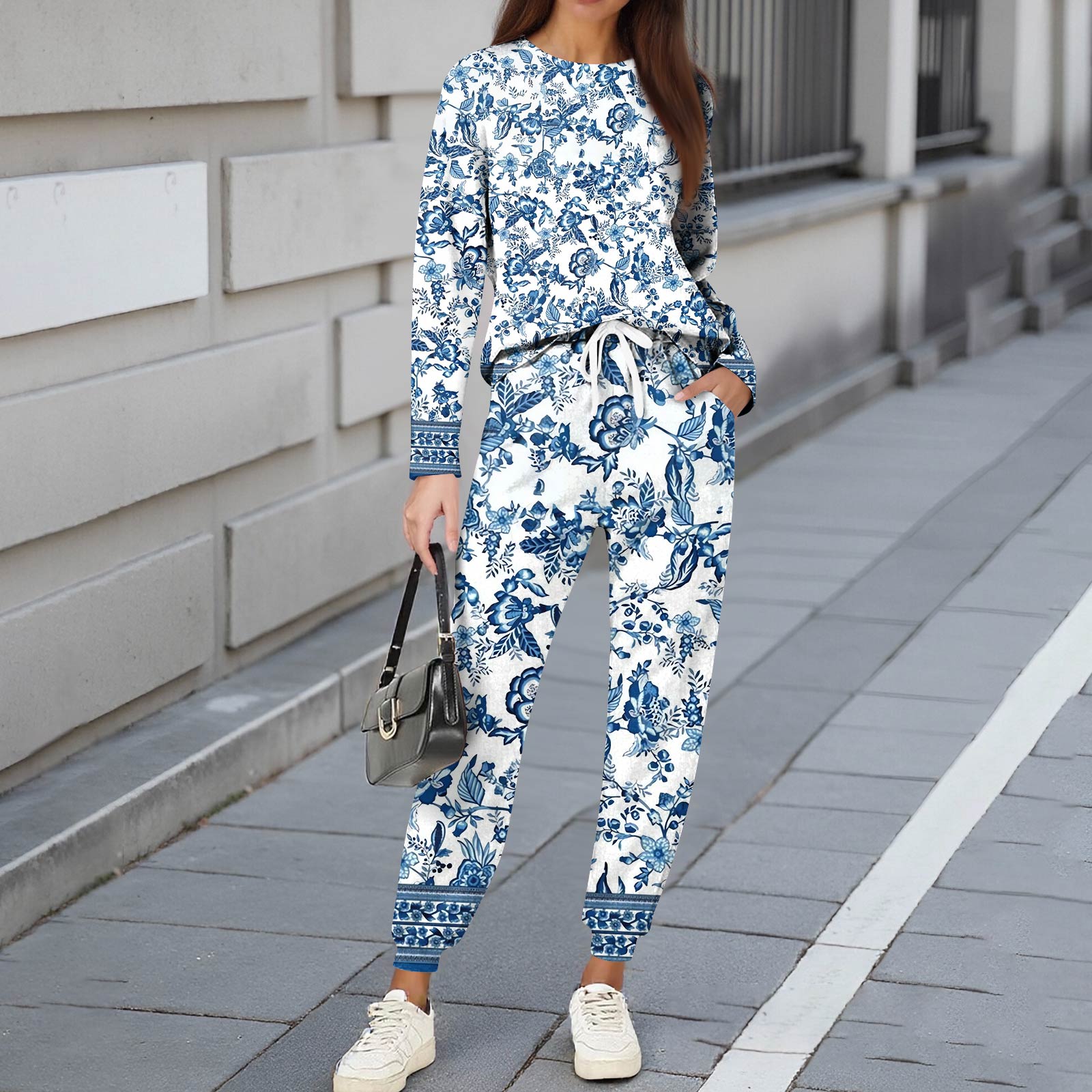 

Комплекты для женщин из 2 предметов: футболки с круглым вырезом и длинным рукавом, принтованные спортивные брюки с карманами L синий