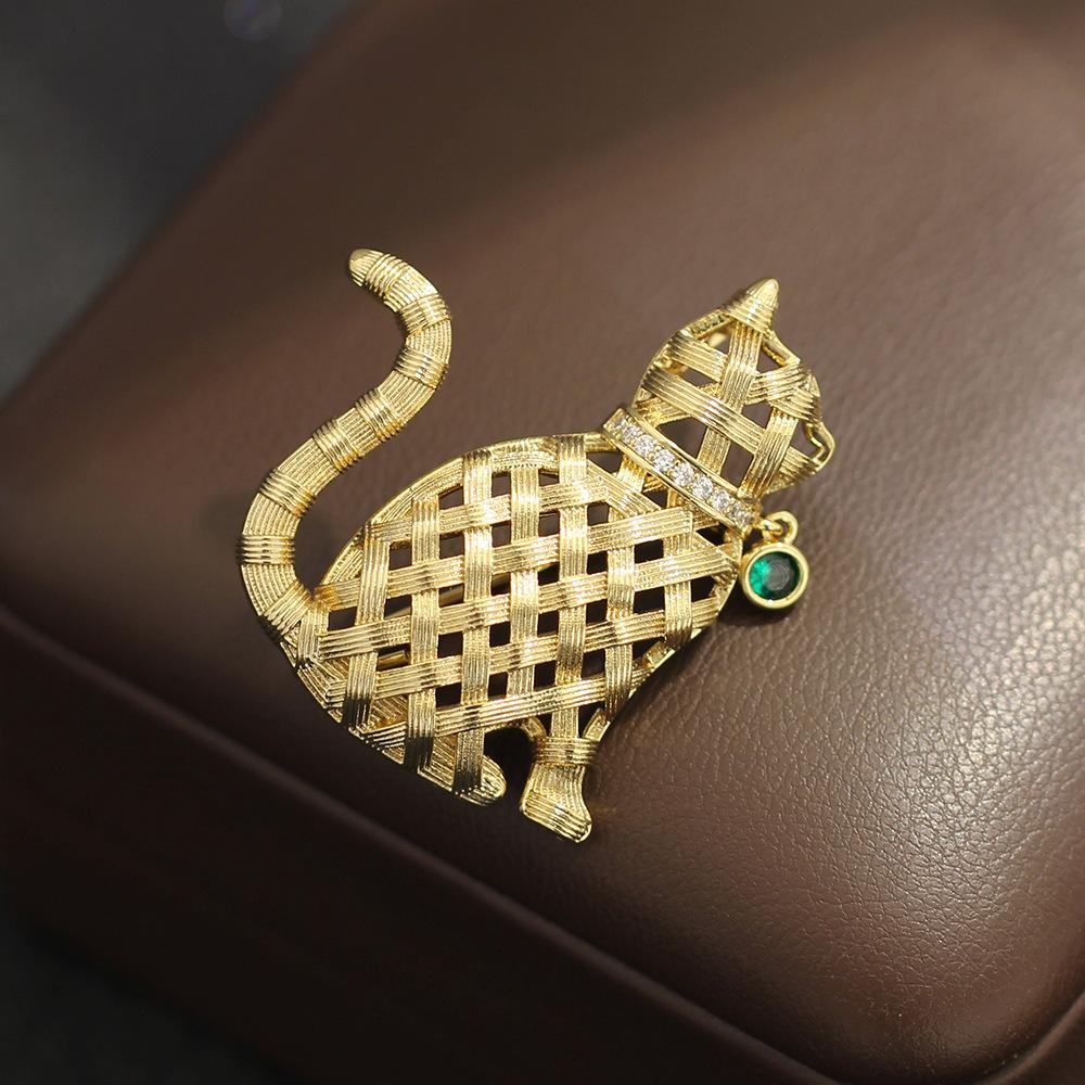 

Design Sense Compilation Gold Kitten Brooch Cute Versatile Delicate Diamond-Encrusted Animal Pet Cat Pin Women S золотой