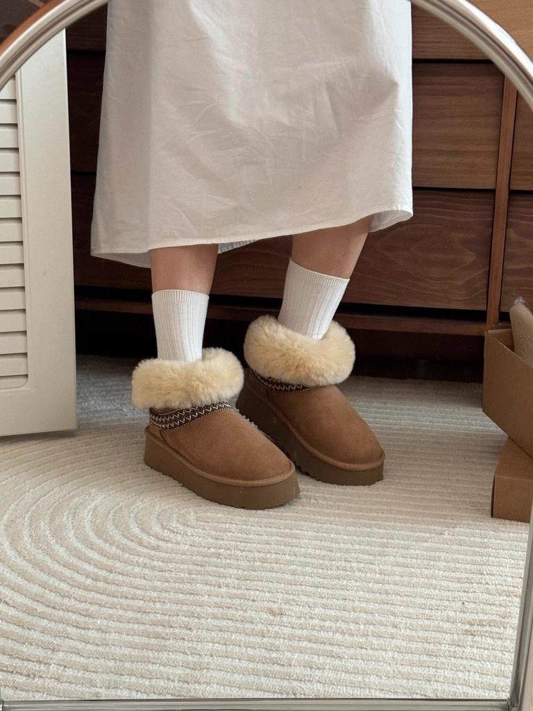 Fur integrated ethnic wind snow boots women's 2025 winter new thick-soled can be turned over two wear non-slip medium boots women