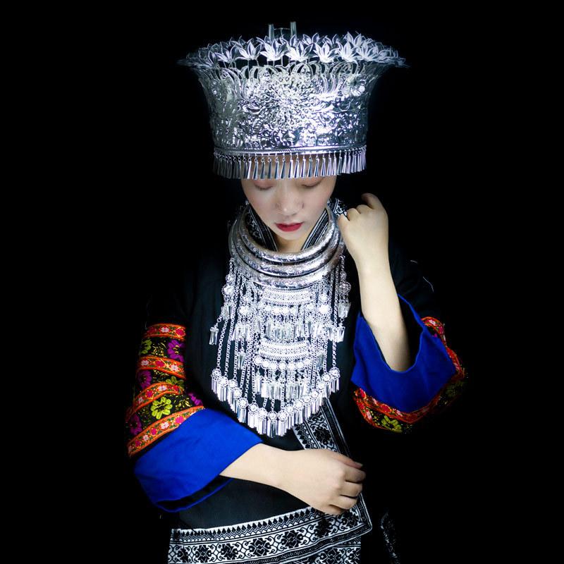 

Новый костюм для выступления Miao, Dong, Yi, Tujia, ожерелье, серебряный головной убор Мяо, воротник шляпы, кисточка из сплава