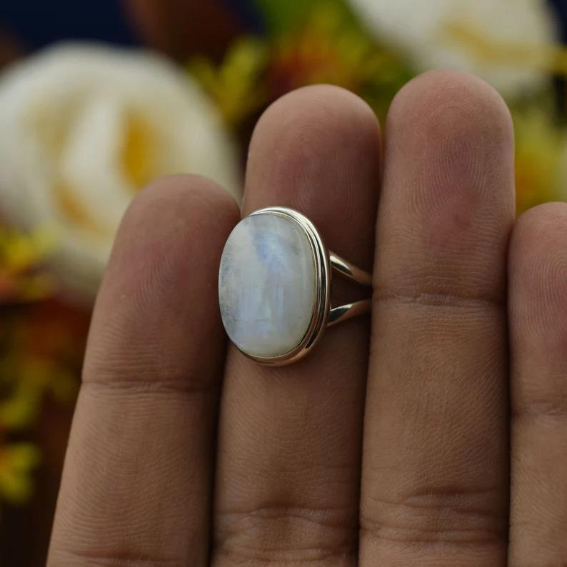 Bague en pierre précieuse ovale en pierre de lune, bague en argent sterling massif 925, bague de créateur faite à la main, bague de lunette, bague en pierre de naissance
