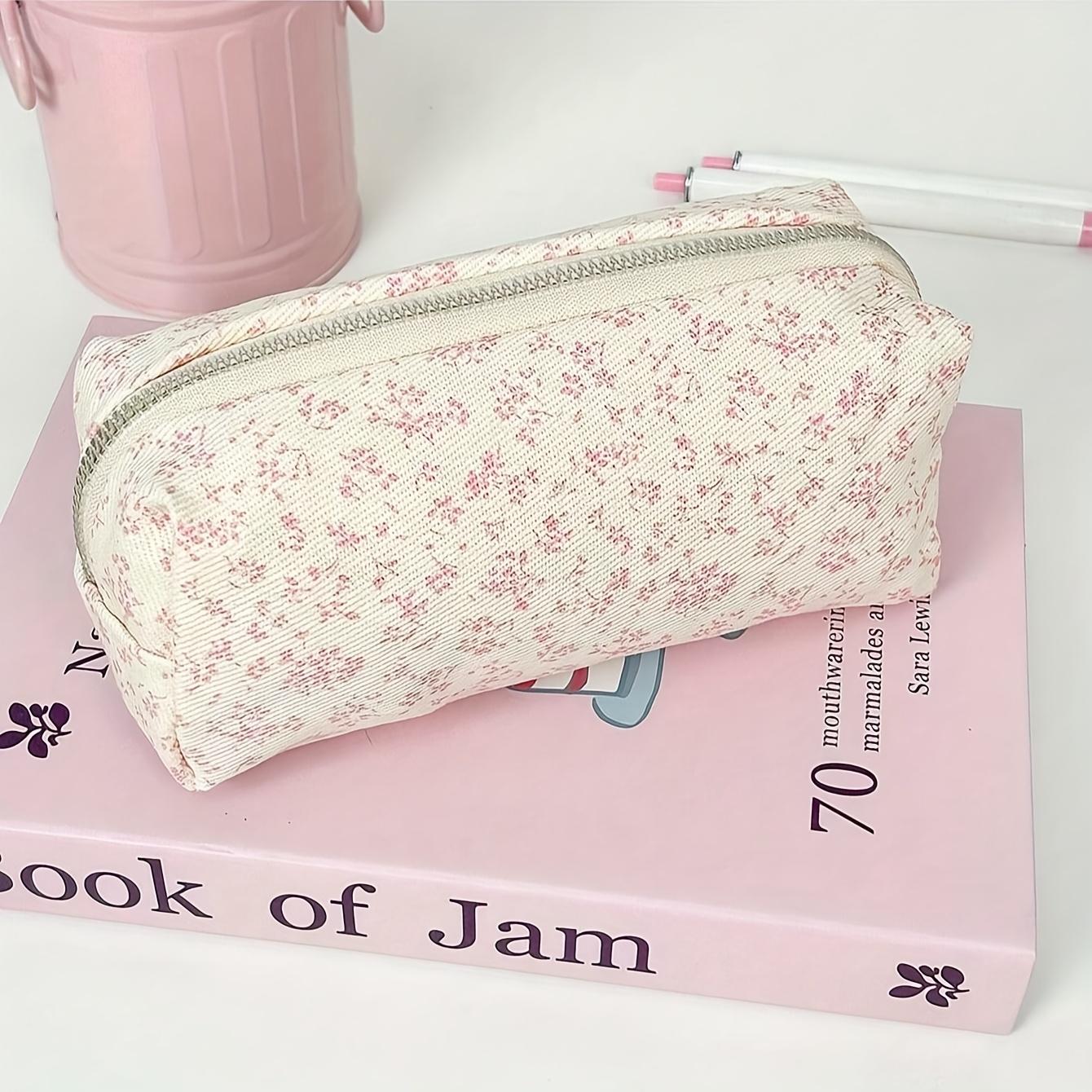 This fresh and delicate floral pen case and floral makeup bag are perfect for storing stationery and cosmetics розовый