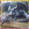 Aug. Sculptură de dragon mare ghemuit în grădină, statuie de gardian, sculptură de dragon de grădină, decor gotic în aer liber de Halloween