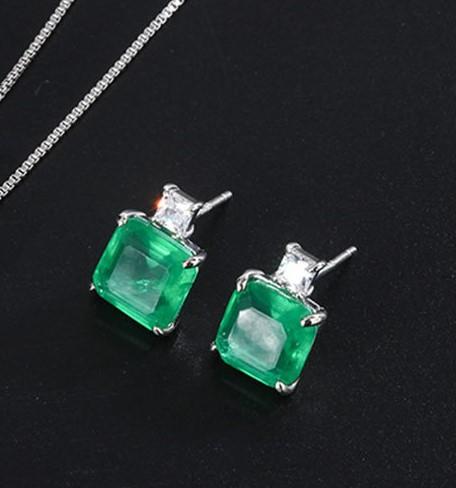 

Color Treasure European and American Inlaid Imitation Emerald Pendant Retro Women s Elegant Necklace