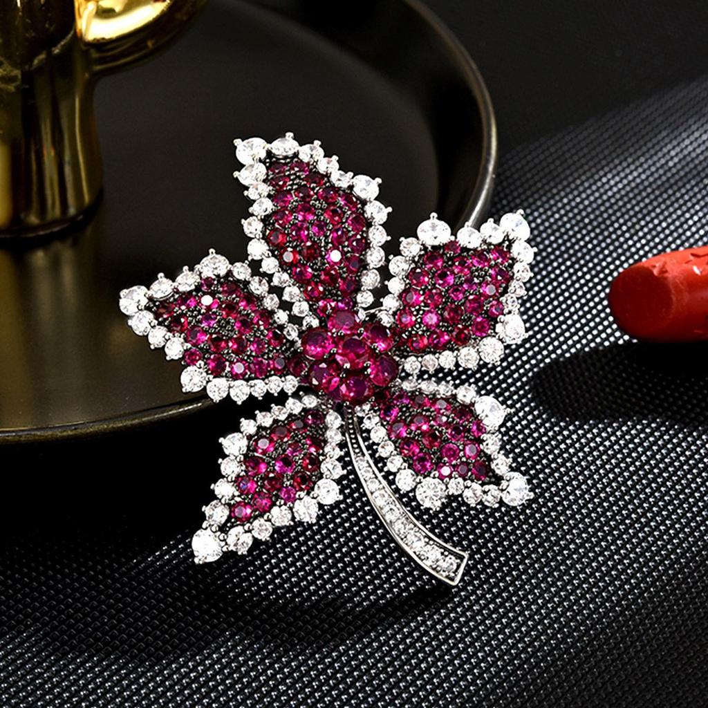 Women's Light Luxury Design Elegant Inlaid Zircon Maple Leaf Brooch Fashionable And Versatile Niche Design Sense Brooch