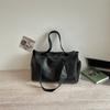Women's large-capacity crossbody bag, sports gym bag, casual style, travel and commuting tote bag, silver color, with separate compartments for wet