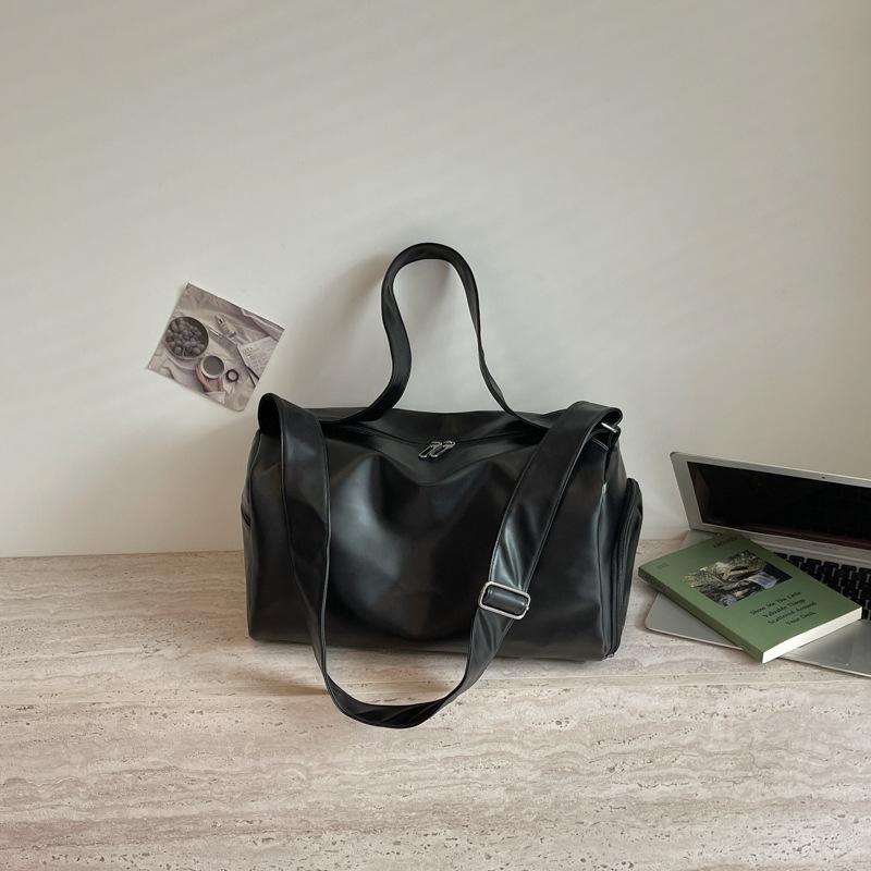 Women's large-capacity crossbody bag, sports gym bag, casual style, travel and commuting tote bag, silver color, with separate compartments for wet
