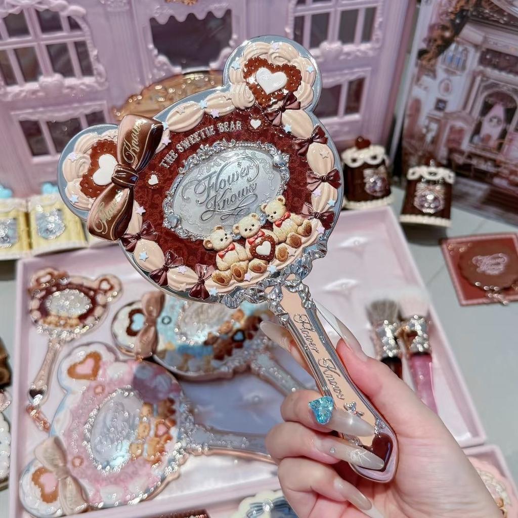 Flower Knows Sweetie Bear Collection Handspiegel 3 Typen Exquisite Relief-Make-up-Werkzeuge Niedlicher HD-Make-up-Spiegel