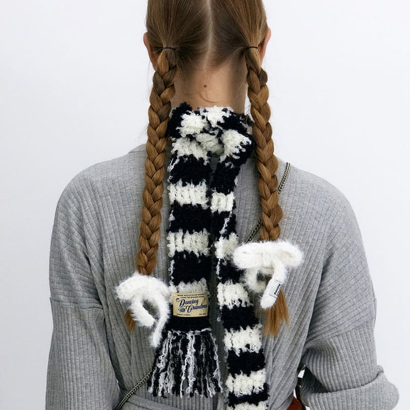 DANCING GRANDMA CURLY STRIPE MUFFLER : BLACK