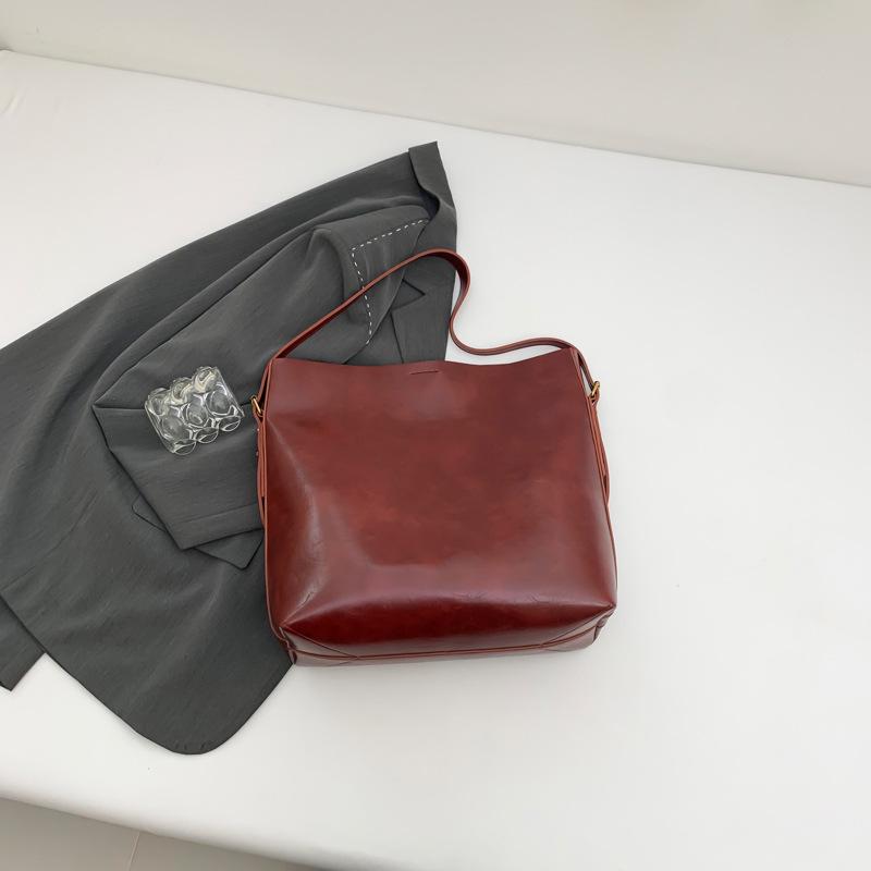 Large-capacity commuter bag women's autumn new fashion retro tote bag autumn and winter broadband armpit bag