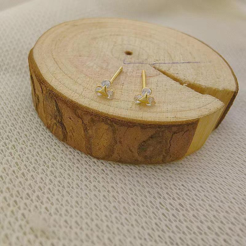 

Геометрические маленькие серьги-пусеты 2024: Игла из серебра 925 пробы с инкрустированными бриллиантами в дизайне «Золотой треугольник» для женщин 925 Silver Needle