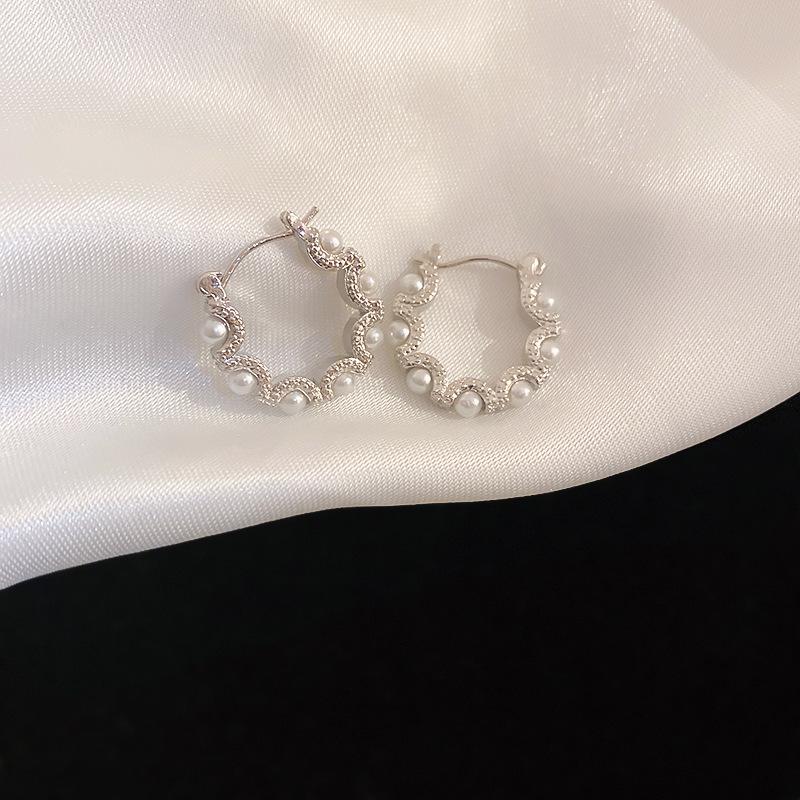 Zirkon Perlmutt Sunburst Ohrklemmen: Elegante, vielseitige Ohrringe für Frauen.