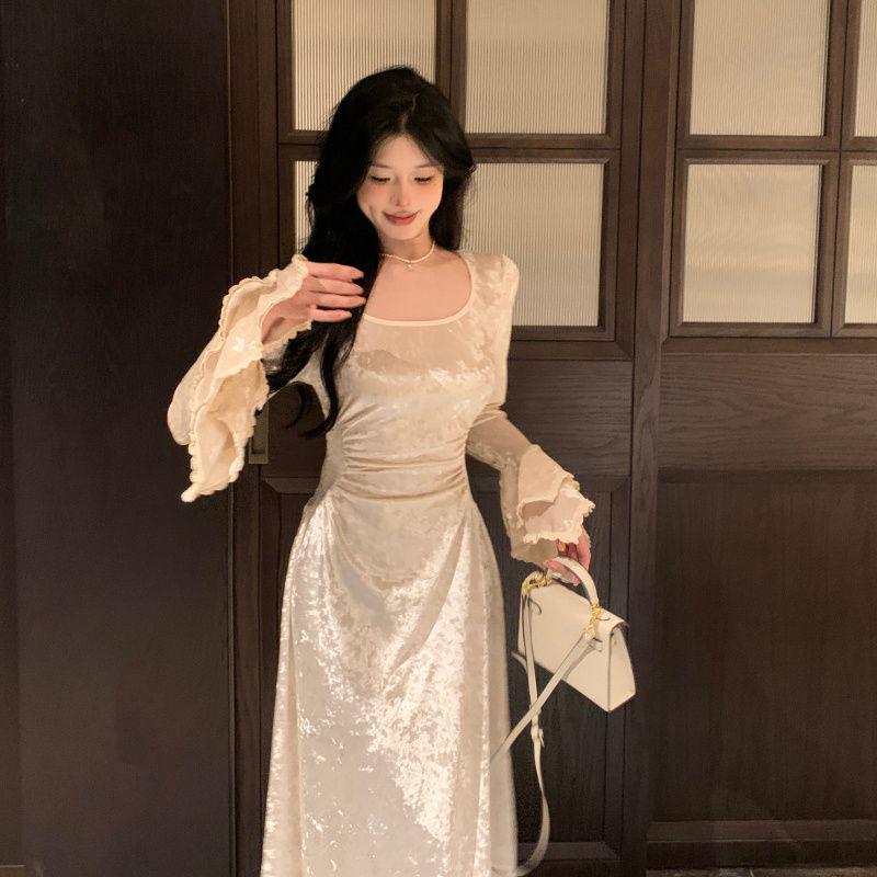 Damen A-Linien-Kleid aus französischem Samt mit ausgestellten Ärmeln - Taillenbetont, Figurschmeichelnd, Herbst/Winter-Kollektion