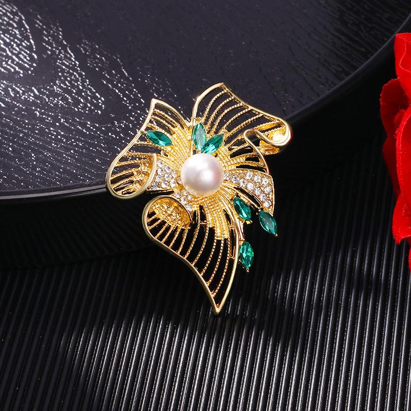 Vintage Hollow Leaf Pearl Brooches For Women Green Color Crystal Rhinestone Flower Lapel Pines Clothing Party Accessories Gifts