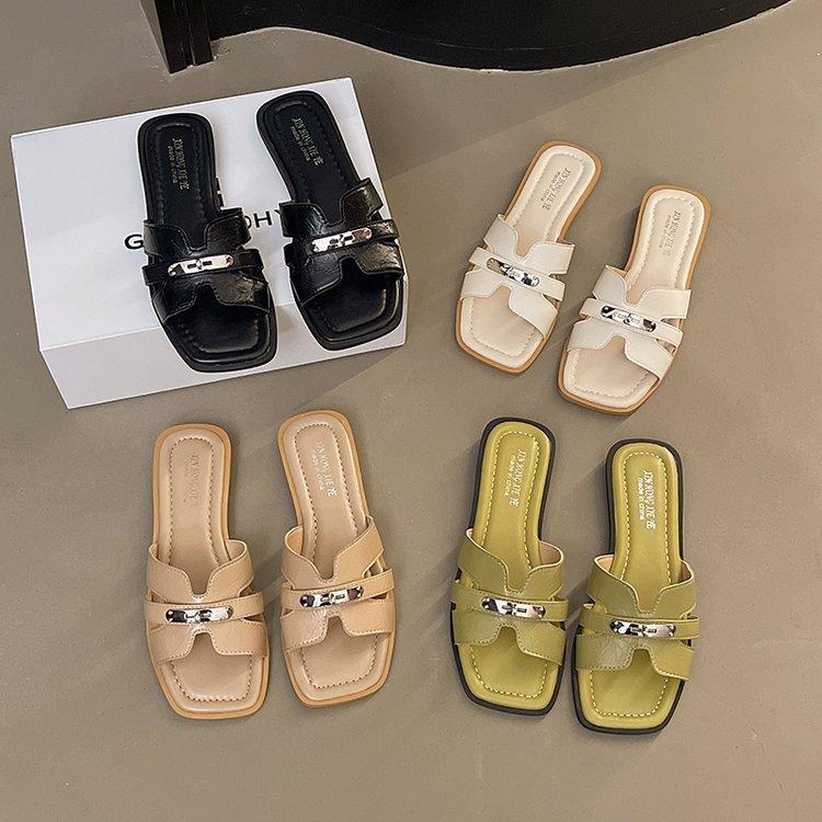 Silver small lock flat shoes 2025 new open-toe slippers holiday fashion wear French sandals