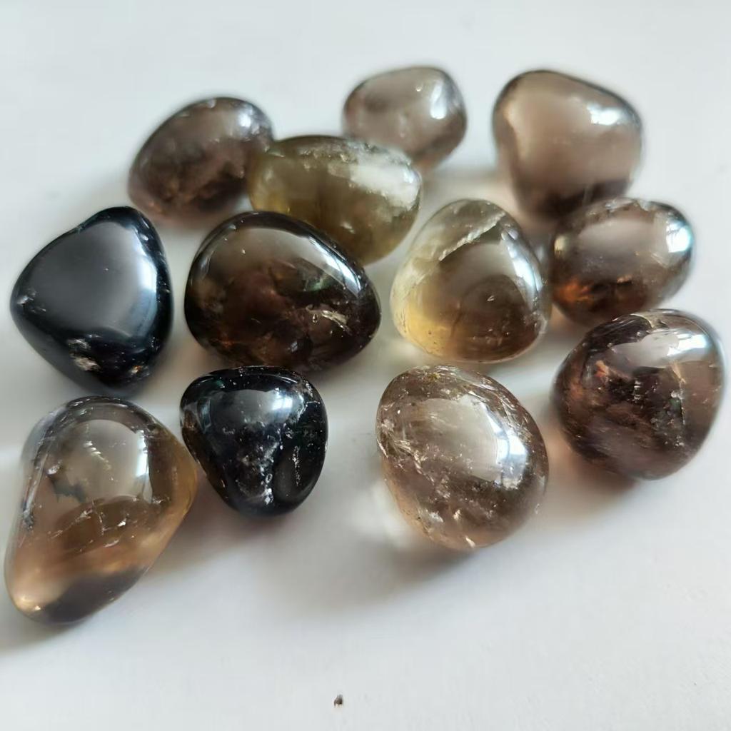 Natürlicher Rauchkristall-Quarz, brauner Kristallquarz, unregelmäßig polierter Heilstein, Heimdekorationsstein, Trommeledelstein