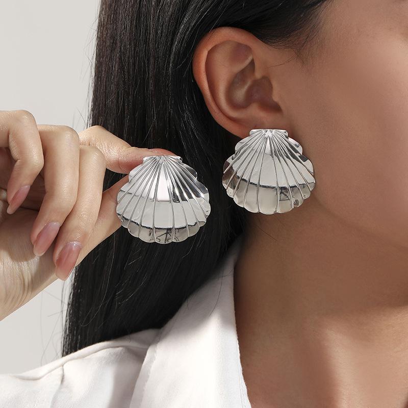 Yunjin stud earrings, high-end earrings, fashionable atmosphere, exaggerated vacation style earrings, fish tail shell earrings.