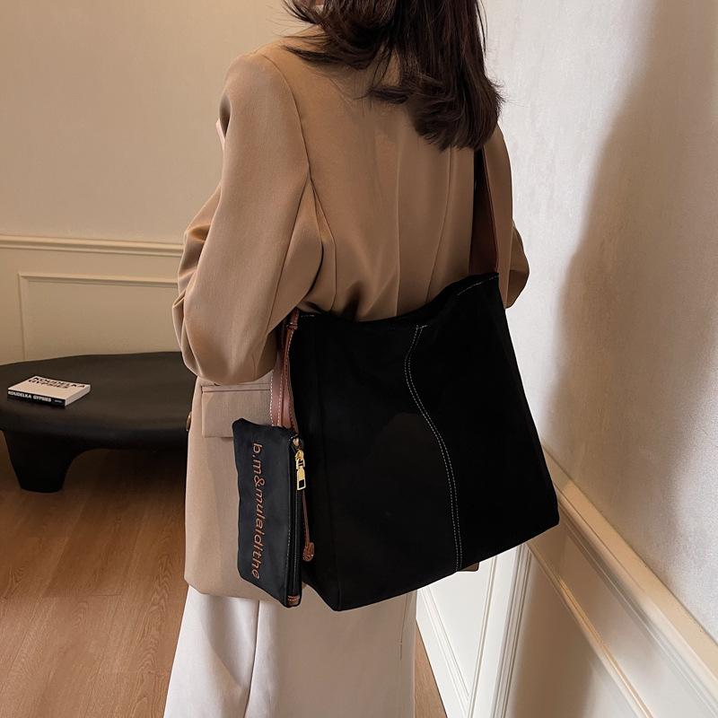 2025 autumn and winter new retro fashion tote bag women's commuting large-capacity shoulder bag niche casual women's bag