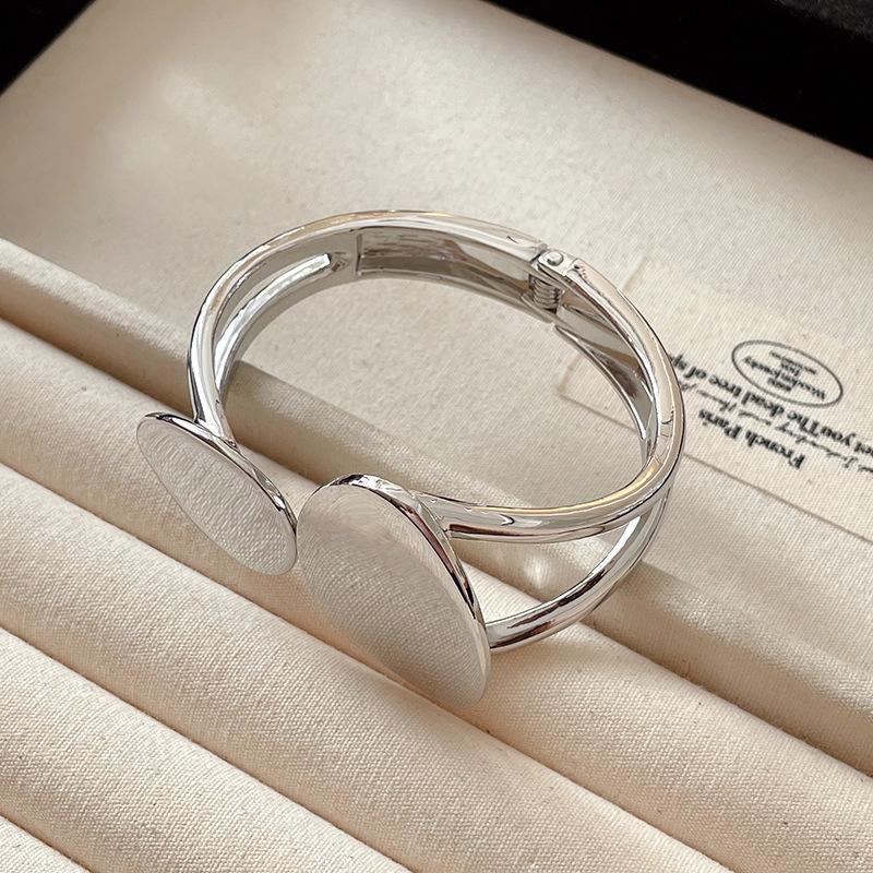 

Irregular Geometric Double-layer Cuff Bangles for Women Simple Bracelet Personalized Fashion Temperament Zircon Wholesale