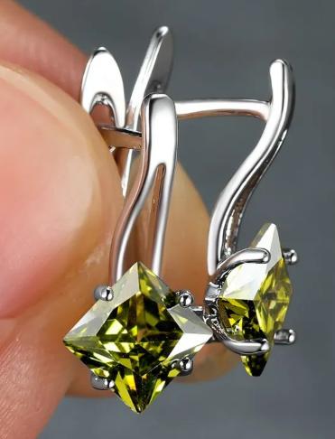 Серьги с бриллиантами модны и универсальны. One Size