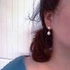 Menina usando pérolas pintura a óleo menina retro temperamento gentil elegante pérola de água doce brincos longos femininos stud brincos de agulha de prata