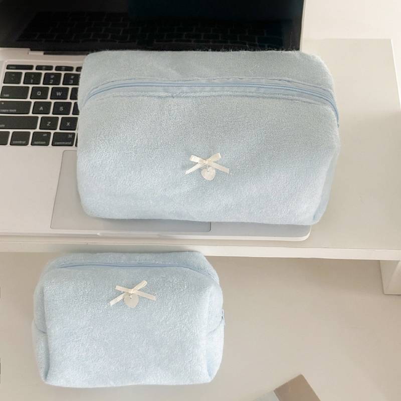 Minimalist Towel Cloth Storage Bag With Waterproof Fabric For Home And Travel Use
