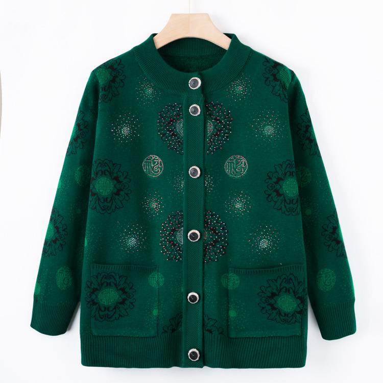 

Моя мама надела новое пальто-свитер, а моя бабушка среднего возраста надела кардиган и осеннее пальто, и одежду для пожилых людей. 4XL